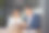 团队不同的合作伙伴坐在桌子上，成熟的拉丁商人和欧洲商人在办公室讨论平板电脑上的项目。两个专业商务人士的同事一起工作。图片下载
