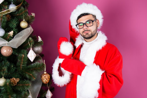 年轻迷人的学生在度假打扮成圣诞老人图片下载