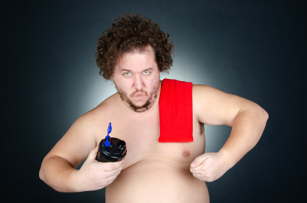 节食的滑稽胖子。健康的生活方式和运动。图片下载