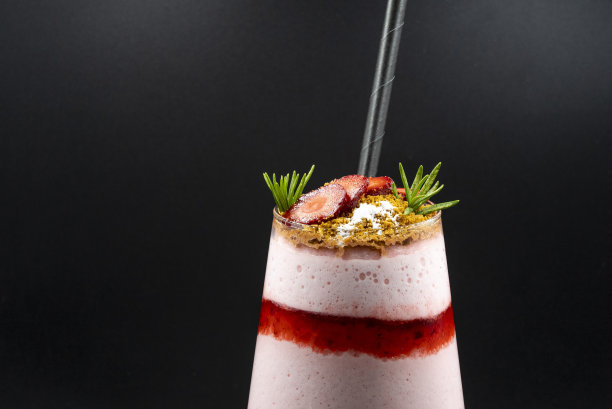 美味的草莓奶昔配上迷迭香!图片下载