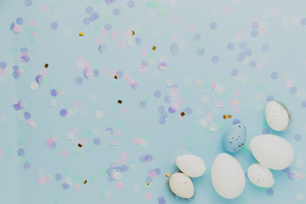 复活节假期快乐，春意来。平卧有枝，卵白色图片下载