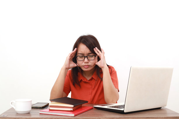 沮丧的年轻亚洲女企业家闭着眼睛抱着头。孤立于白色图片下载