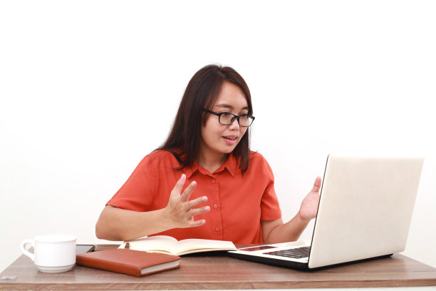 年轻的亚洲女企业家对笔记本电脑上的消息感到惊讶。孤立于白色图片下载