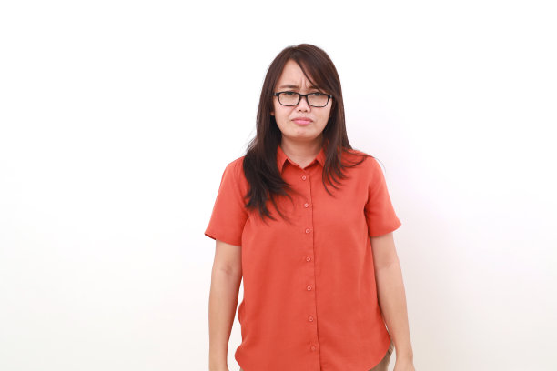 年轻的亚洲妇女站着哭泣。隔离在白色背景上图片下载