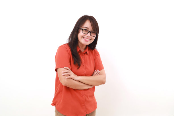 美丽的年轻亚洲女子站着微笑，自信地看着镜头图片下载