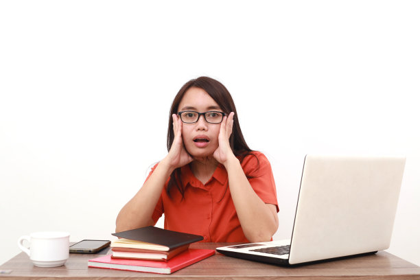 震惊的表情，年轻的亚洲女企业家坐在那里看着镜头图片下载