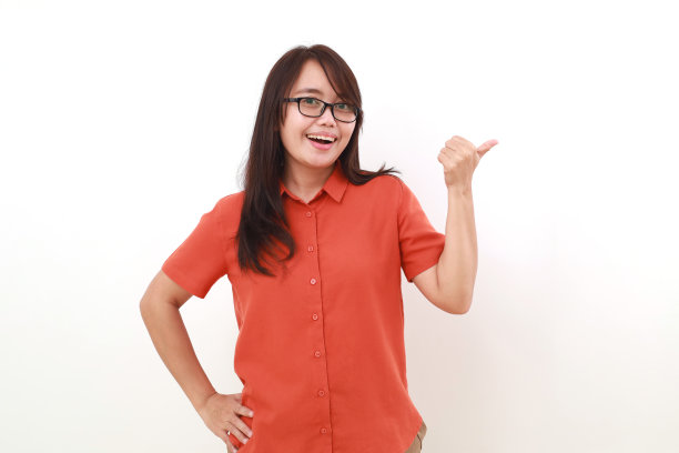 快乐的年轻亚洲女人站在一边展示东西。孤立于白色图片下载