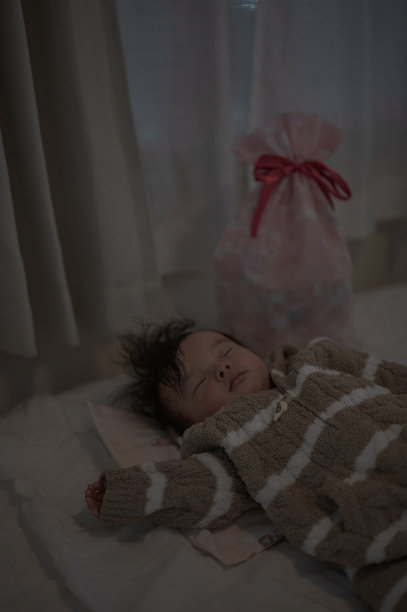 熟睡的孩子拿着圣诞礼物图片下载