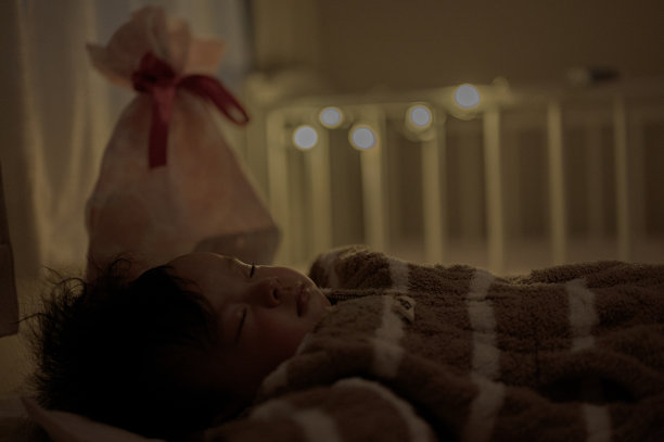 熟睡的孩子拿着圣诞礼物图片下载