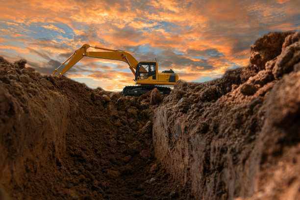 挖掘机正在建筑工地挖土图片下载