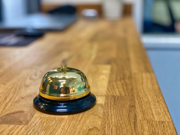 按一下木桌上的服务铃图片下载