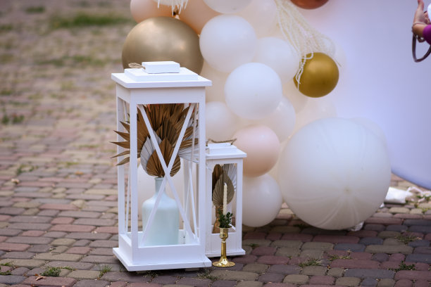 节日的室内装饰，花瓶里有纸花。气球婚礼概念。图片下载