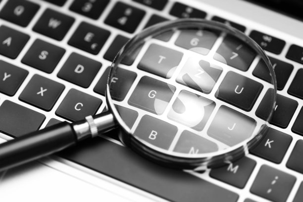 电脑键盘上的放大镜显示一个大的段落符号图片下载