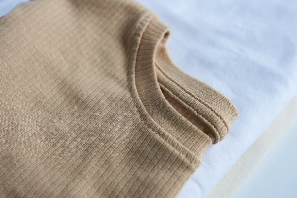 白色背景上的米色t恤特写图片下载