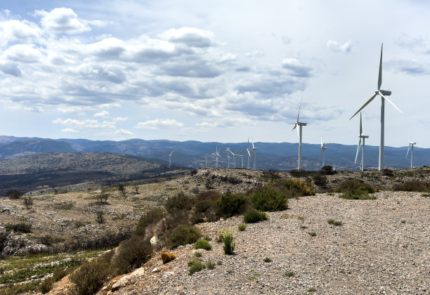 风力涡轮机在山区景观。风公园风力发电。Castellon风力发电场的风能。航空发电机和景观图片下载