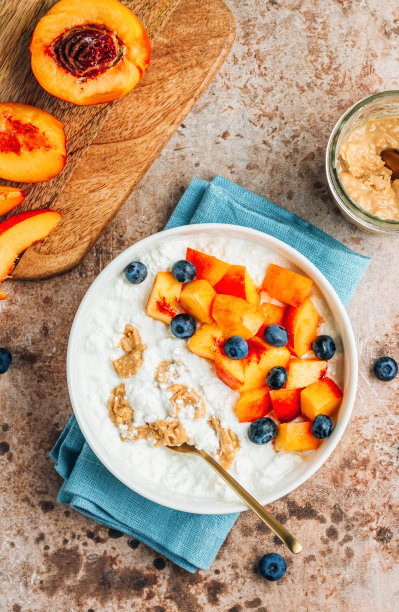 松软干酪，奶酪凝乳配新鲜油桃，蓝莓和花生酱。图片下载
