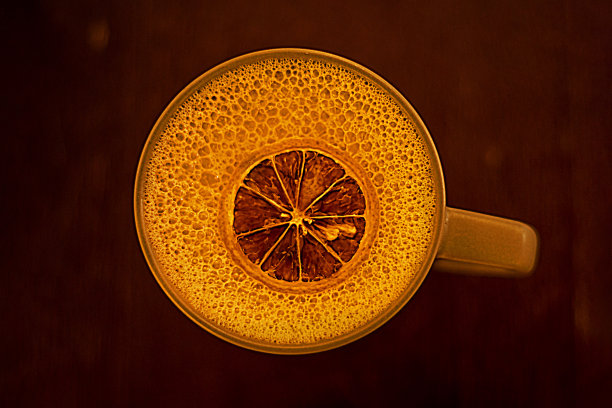 红茶玛莎拉加牛奶和干橘子。热饮。零食图片下载