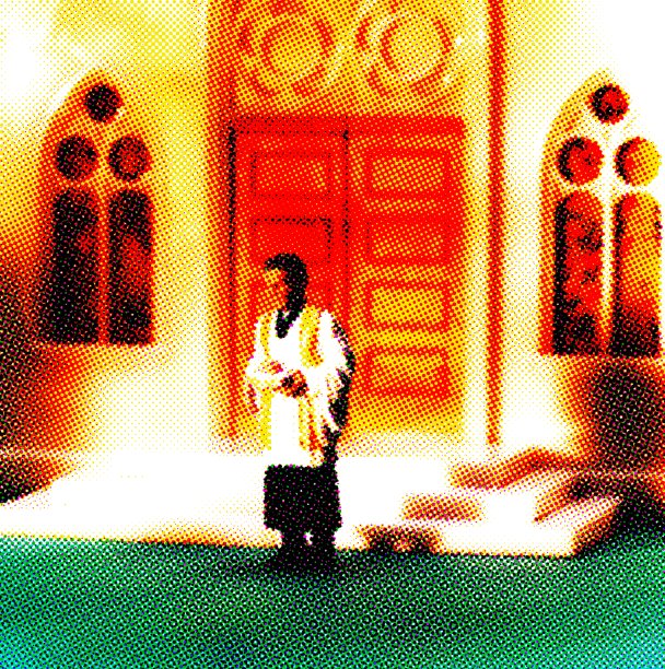 牧师站在教堂前图片下载