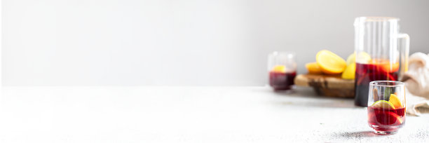 在混凝土背景上用红酒和柑橘类水果制成的西班牙桑格利亚汽酒图片下载