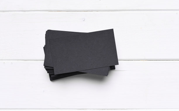 一叠黑色名片图片下载