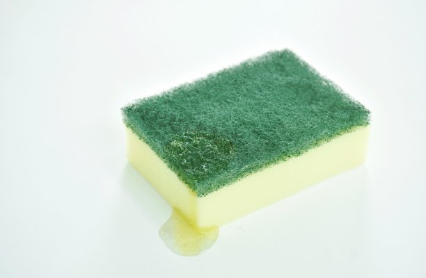 黄色和绿色的擦洗海绵，白色背景上有洗涤液图片下载