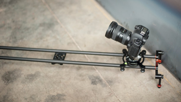 数码单反相机在迷你桌面轨道轮系统图片下载