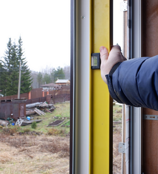 建筑工人在公寓安装窗户图片下载