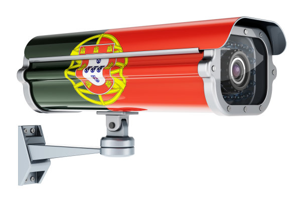 带有葡萄牙国旗的监控摄像头。三维渲染图片下载