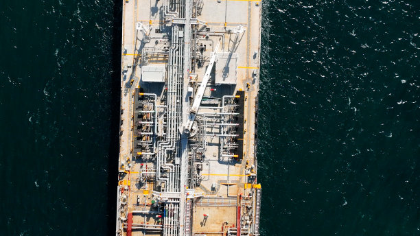 载有货物集装箱的货船鸟瞰图图片下载