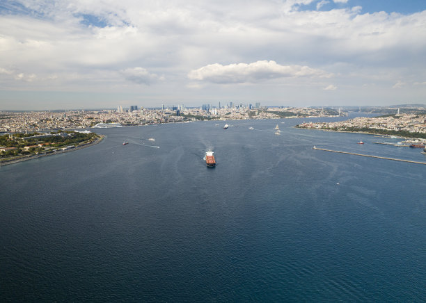 载有货物集装箱的货船鸟瞰图图片下载