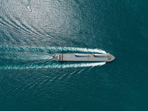 载有货物集装箱的货船鸟瞰图图片下载