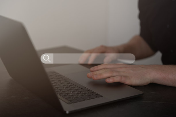 搜索浏览互联网数据信息联网概念，商务人士在电脑触摸屏上点击互联网搜索页面，复制空间。图片下载