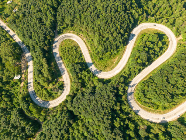 无人机拍摄的从Domanic Town of Kutahya到Inegol方向的蜿蜒道路图片下载