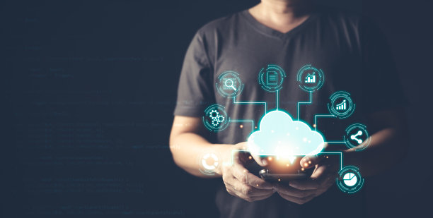 Man使用云计算的示意图展示在手上。数据存储。利用在线数字网络技术开展商业活动，在网上数字市场买卖商业图片下载