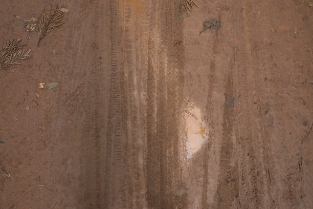 车轮履带在土路、红沙区、雨后图片下载