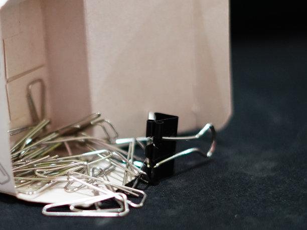 回形针和盒子图片下载