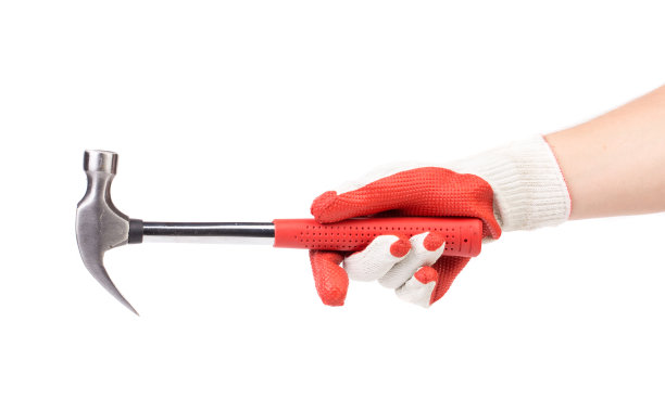 戴着手套的手握着锤子。图片下载