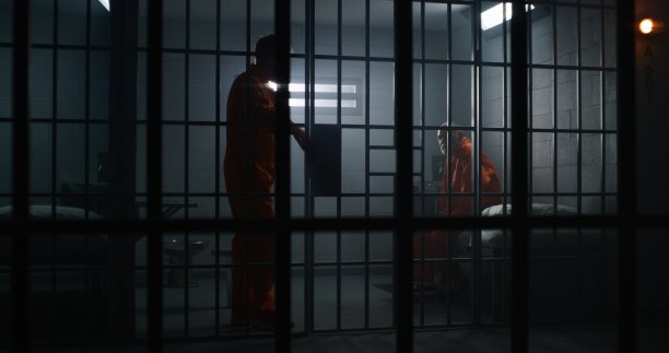 两名罪犯在拘留所交谈图片下载