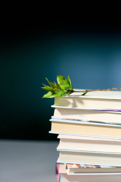 堆书配枝绿叶，世界读书日图片下载