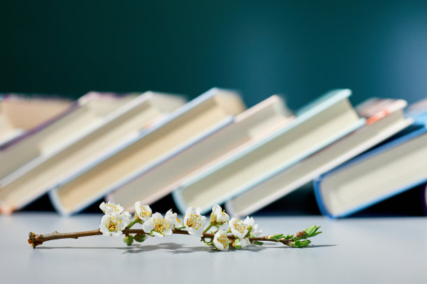 书堆满枝花，世界读书日图片下载