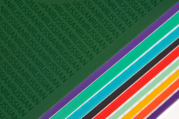 装在笼子里的纸质笔记本堆在桌子上图片下载