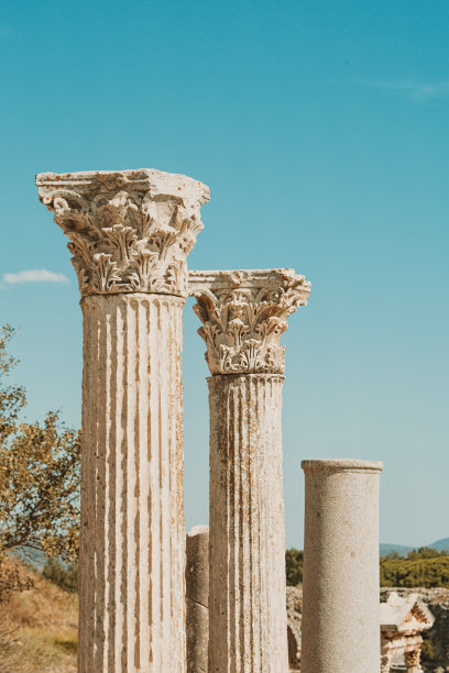 古以弗所科林斯式柱头的圆柱(部分毁坏)。天空和背景。选择焦点，垂直，复制空间，调色。艺术、设计或旅游概念。土耳其塞尔丘克(土耳其语)图片下载