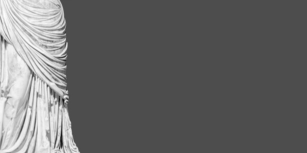 性感的女人躯干在古代古典服装。罗马大理石雕像的碎片。横幅，近距离碎片，孤立，单色，纯色背景。时尚、设计或艺术史概念图片下载