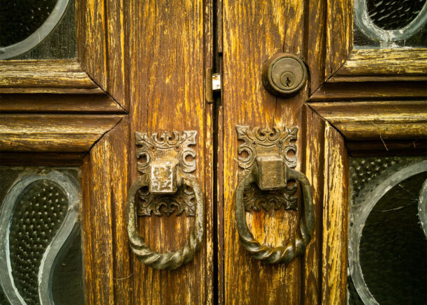 古老的门把手和一把看起来很有趣的锁等着被发现图片下载