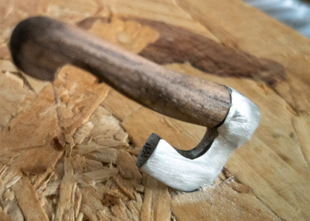 一把斧头在木头上图片下载