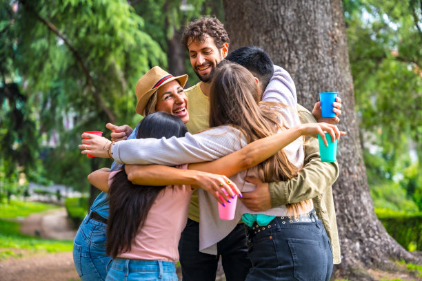 多民族的生日聚会在城市公园里拥抱在一起，象征着永远的友谊图片下载