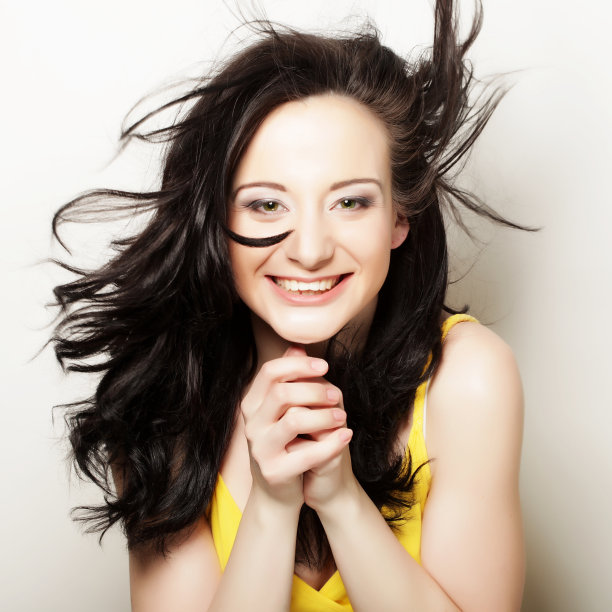 美丽的黑发女人-微笑和快乐图片下载