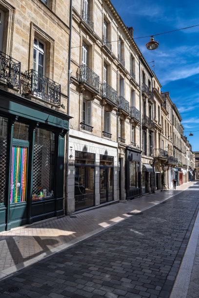 法国波尔多市内有小商店的街道图片下载