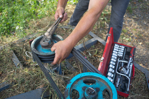老农民在村里修理农用设备。图片下载