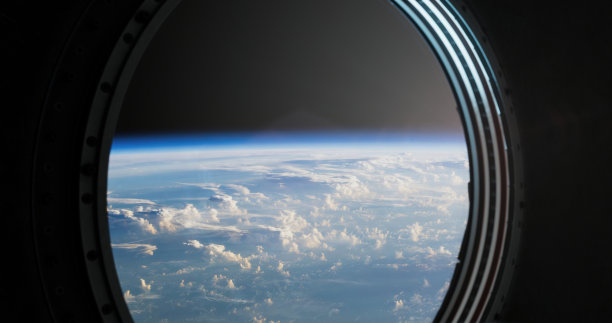 从飞船的舷窗可以看到地球表面图片下载